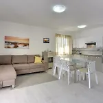 Oli B فيلة Ližnjan